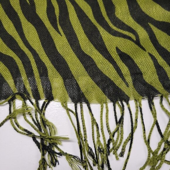 Green and Black Animal Print Scarf- NEW - Picture 6 of 6